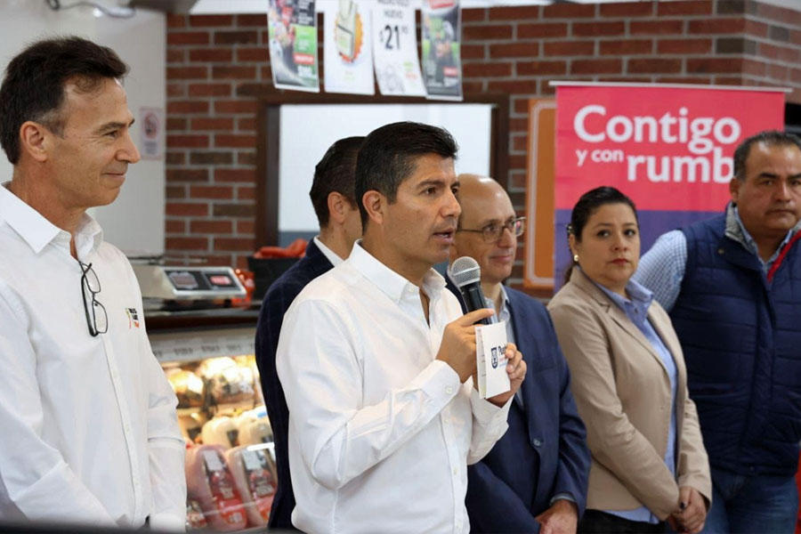 Eduardo Rivera inaugura la primera tienda "mercado bachoco" en el país