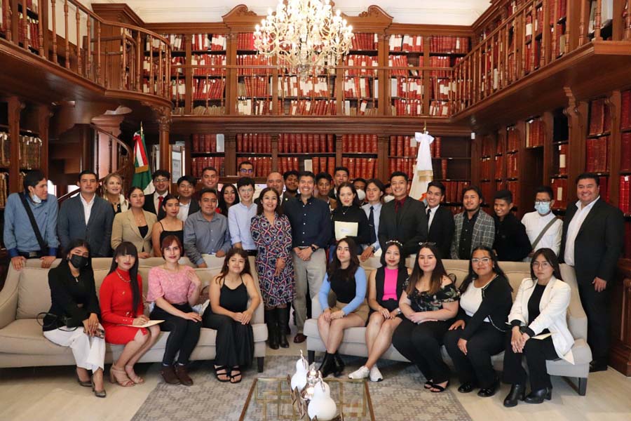 Eduardo Rivera recibe a estudiantes de ciencias políticas de la buap en cabildo universitario