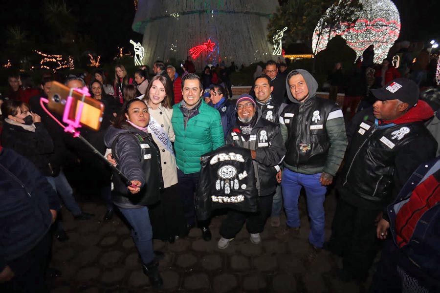 En una noche mágica, Árbol y Esfera Monumental, iluminan Chignahuapan