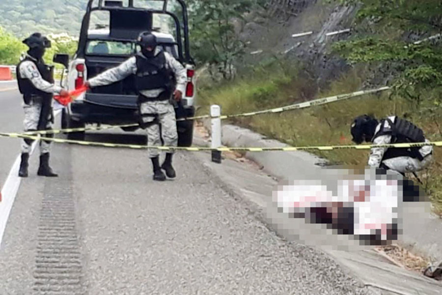 Hallan a pareja migrante muerta en carretera de Oaxaca