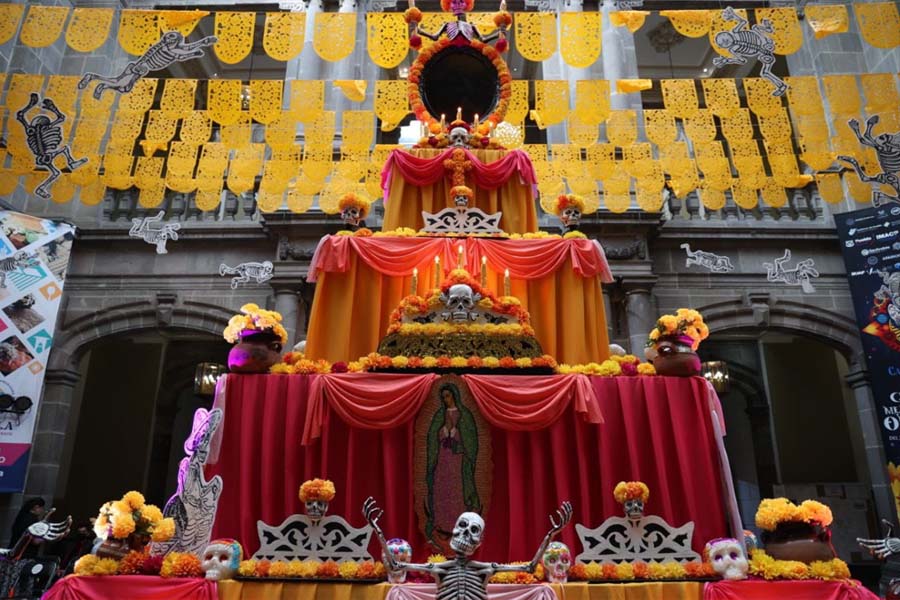 Ofrenda en el Palacio Municipal rompe récord de visitantes, con más de 112 mil personas