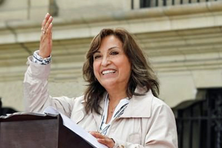 Dina Boluarte asume la presidencia de Perú tras destitución de Pedro Castillo