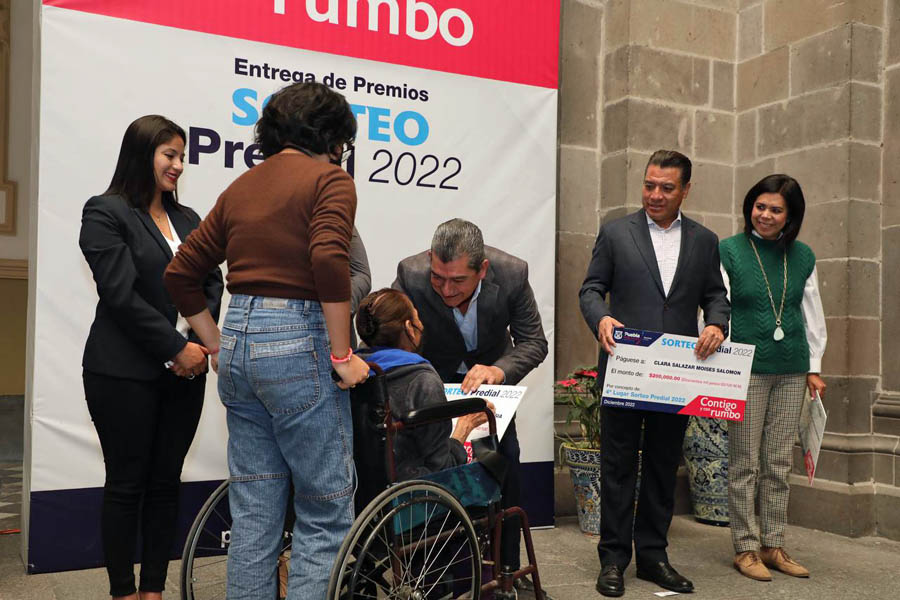 Ayuntamiento de Puebla entrega premios a ganadores del sorteo predial 2022