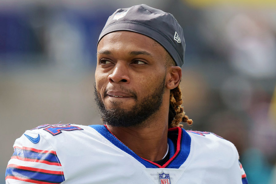 Sin daño neurológico y ya abrió los ojos; mejora la salud del jugador de los Bills, Damar Hamlin