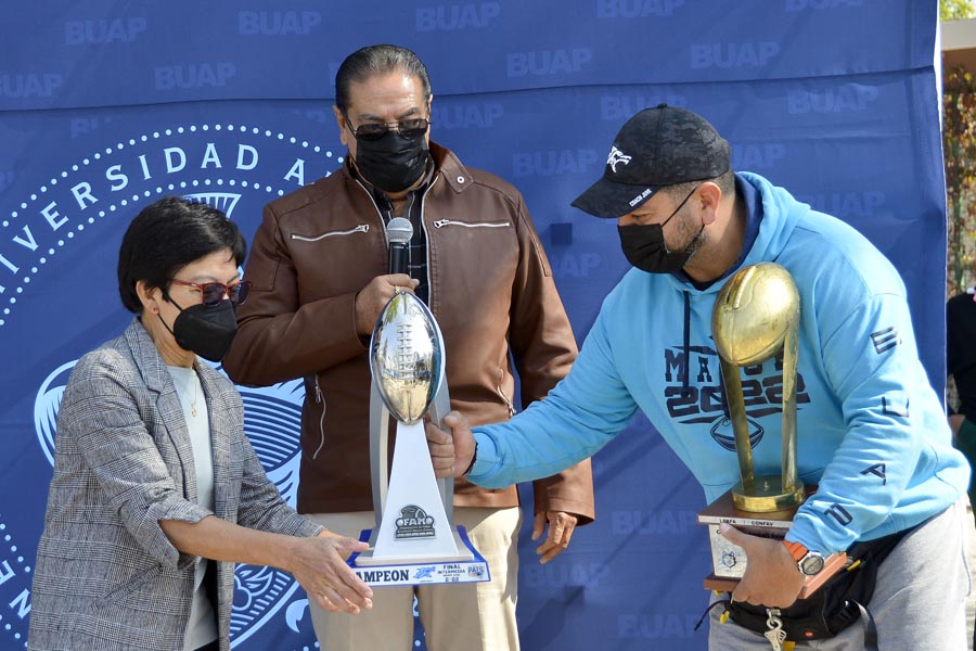 Recibe Rectora Lilia Cedillo placa conmemorativa al noveno lugar logrado por la BUAP en la Universiada Nacional UACJ 2022