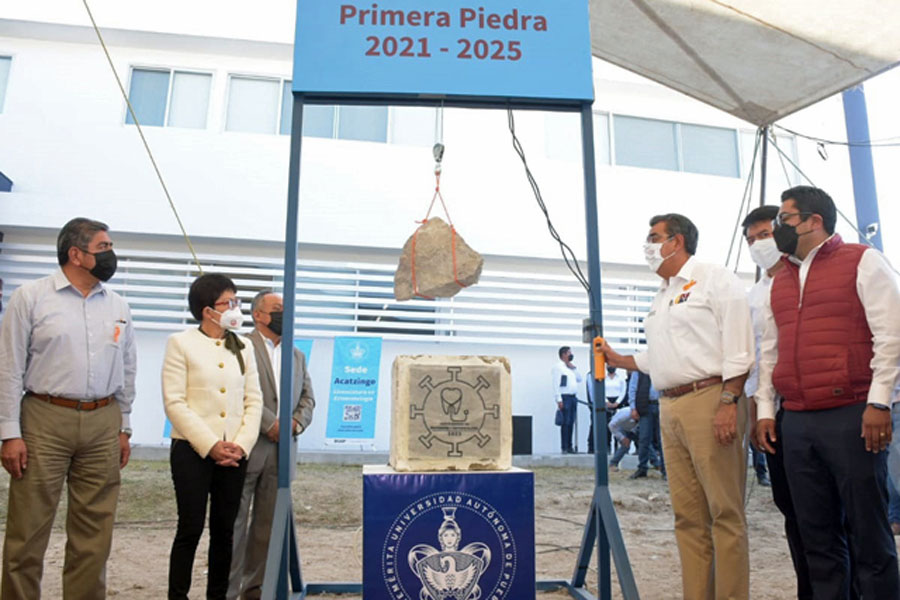 Colocan Lilia Cedillo y el gobernador Sergio Salomón Céspedes primera piedra para edificios en sedes del Complejo Regional Centro