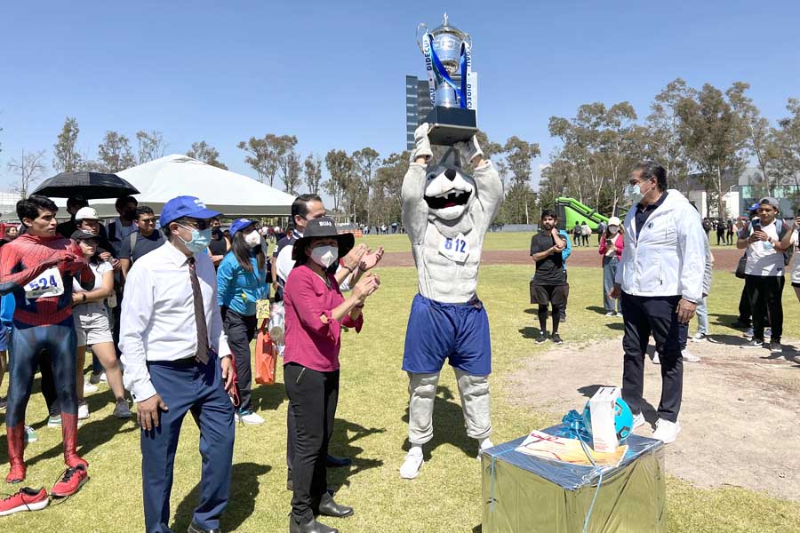 Con carrera de botargas y otras actividades celebra BUAP el Día del Amor y la Amistad