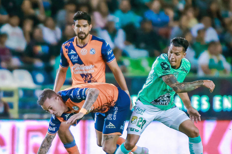 Derrotó León de Larcamón al Club Puebla 2-0