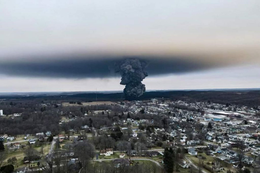 Accidente en tren con químicos en Ohio desata emergencia ambiental