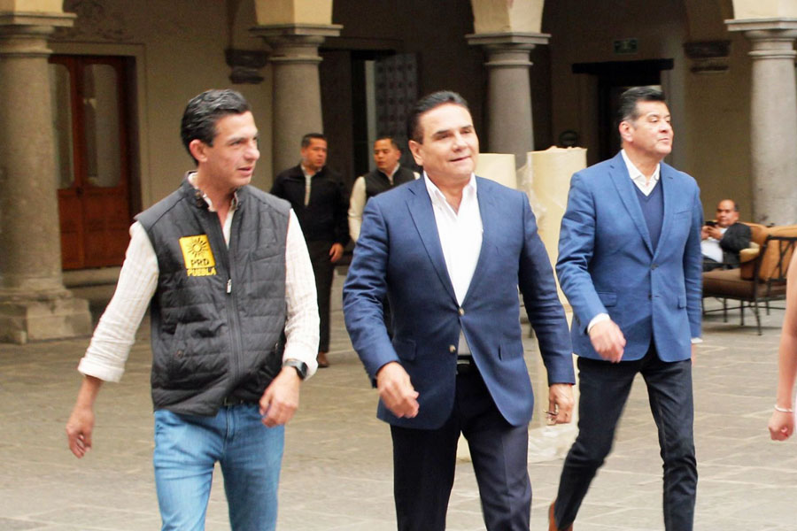 Silvano Aureoles y Carlos Martínez toman protesta a delegados políticos del PRD en Puebla