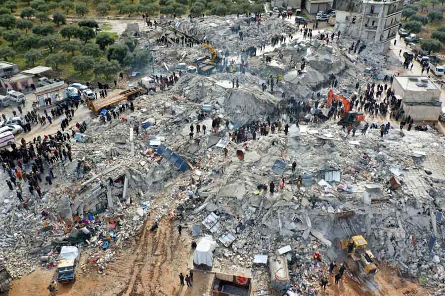 Suman más de 11 mil 200 muertos tras terremoto en Turquía y Siria