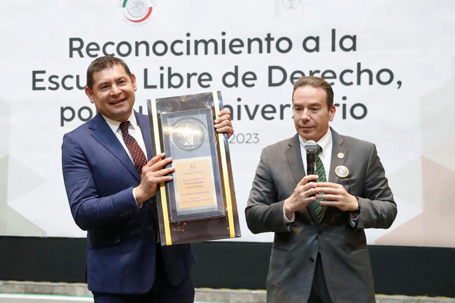 Por amor a la Educación reconoce Armenta labor de la Libre de Derecho de Puebla