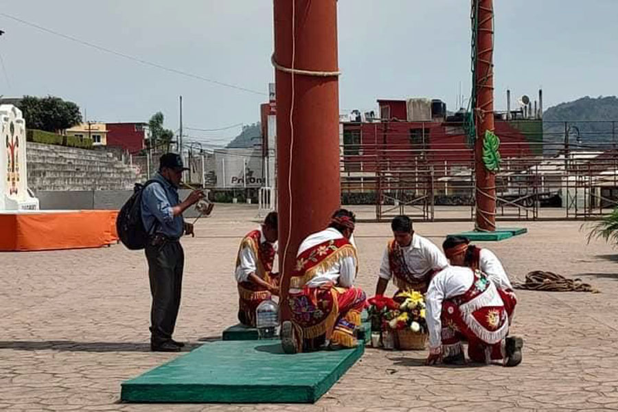 Realizan “ritual de finado” al pie del palo volador donde perdió la vida Rita Torres