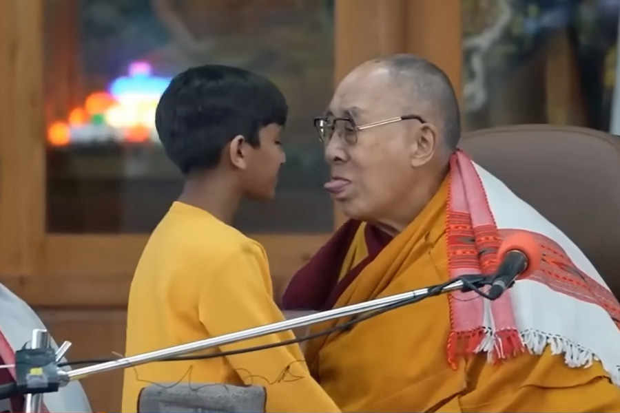 El Dalai Lama pide disculpas a un niño por pedirle chuparle la lengua