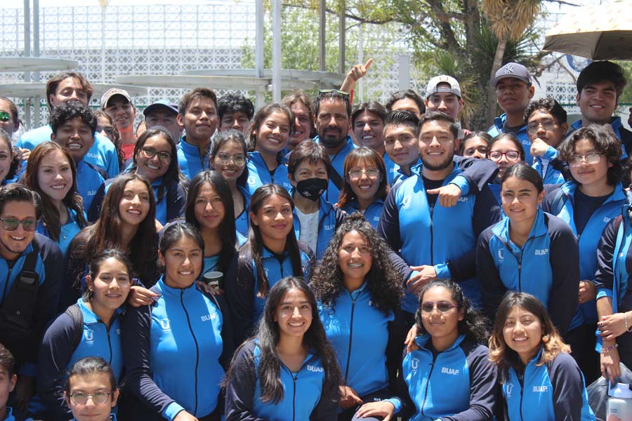 La Rectora Lilia Cedillo Ramírez entrega uniformes a los deportistas que participarán en la Universiada Regional 2023