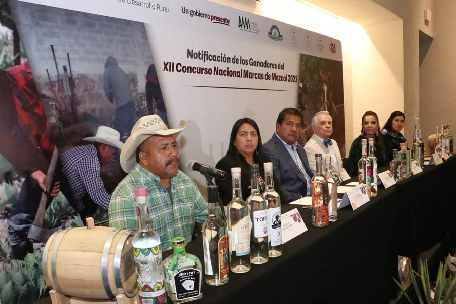 Triunfa Puebla en Concurso Nacional de Marcas de Mezcal con 44 medallas