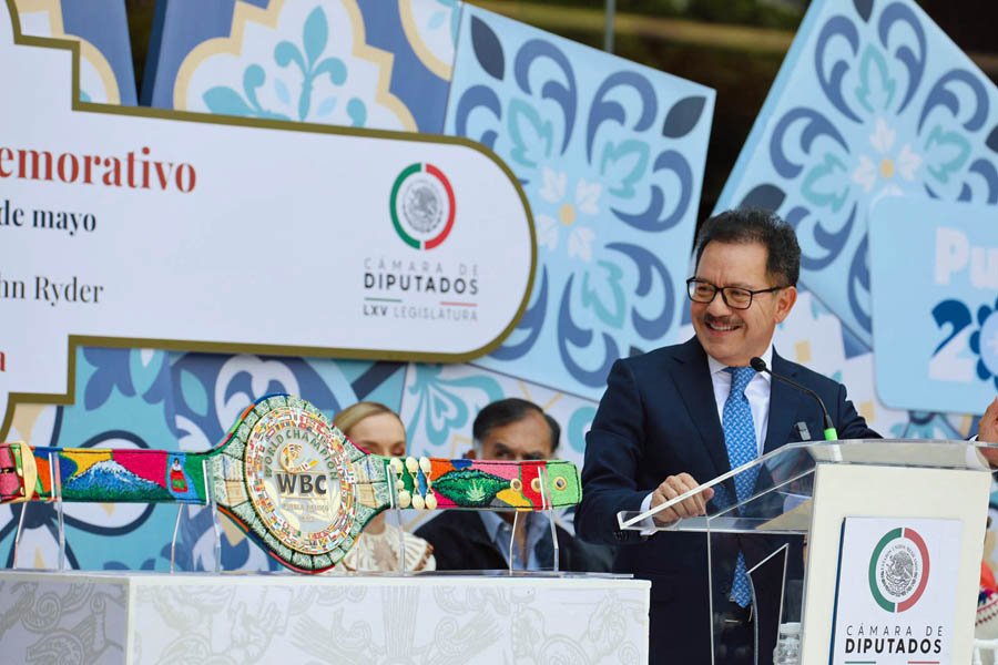 Presenta Ignacio Mier cinturón que recibirá el vencedor de la pelea entre Saúl “El Canelo” Álvarez y John Ryder