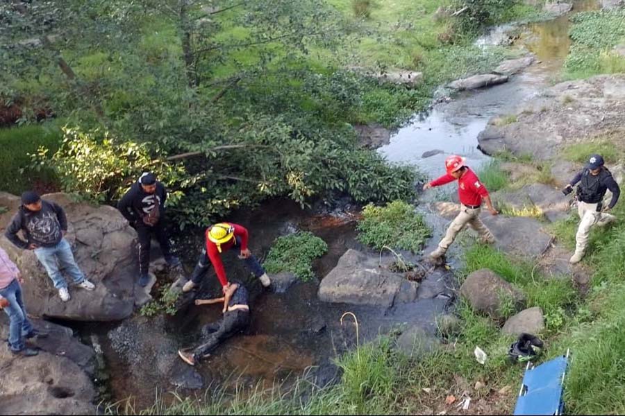 Joven cae de puente en Tomatlán, se encuentra hospitalizado y grave