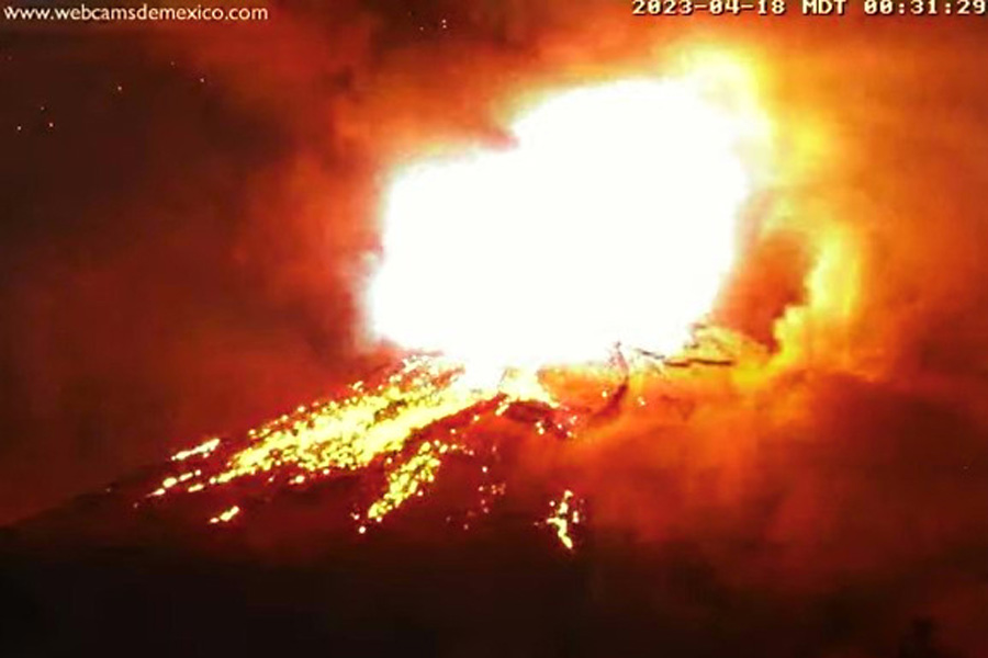 Volcán Popocatépetl registra cuatro explosiones con material incandescente