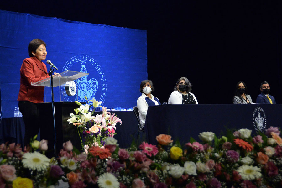 Preside Rectora María Lilia Cedillo ceremonia de egresados del Complejo Regional Sur