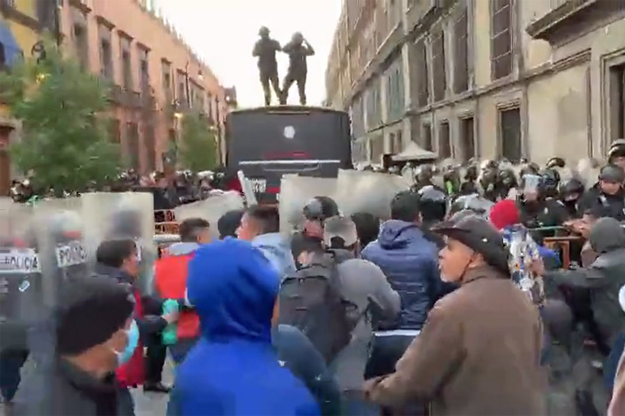 Maestros de Oaxaca intentan entrar por la fuerza a Palacio Nacional para entregar pliego a AMLO