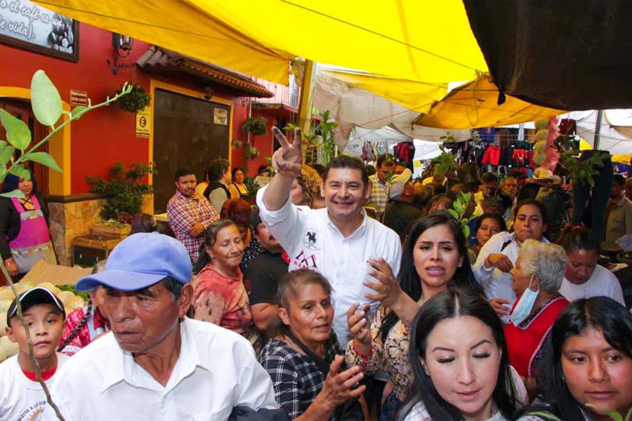 En Tlatlauquitepec, Armenta fortalece su campaña de reforestación