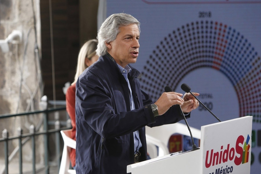 El presidente López Obrador reiteró que el representante del bloque conservador y gran elector es Claudio X. Gónzalez hijo en el proceso de elección