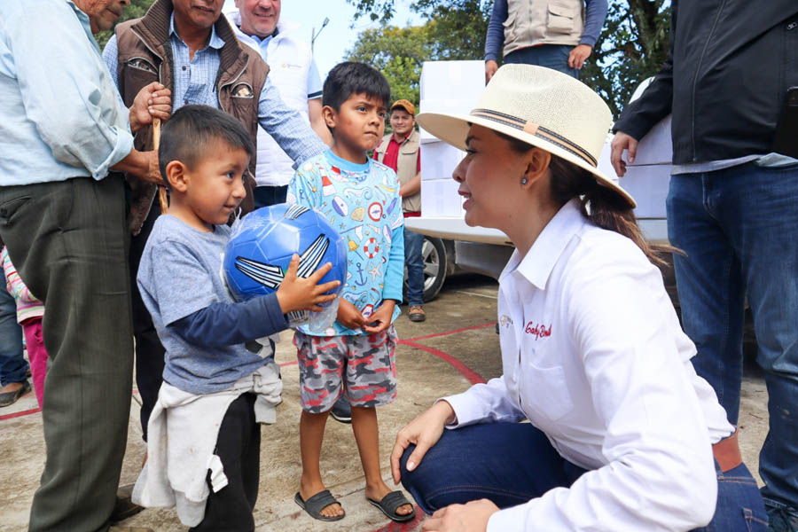 Contribuye SEDIF al bienestar de familias afectadas por incendio forestal en Zacatlán