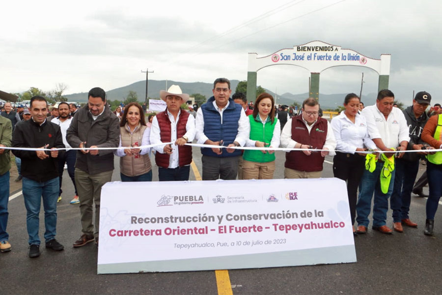 Con conservación de carretera, gobierno estatal mejora la movilidad en la Sierra Nororiental