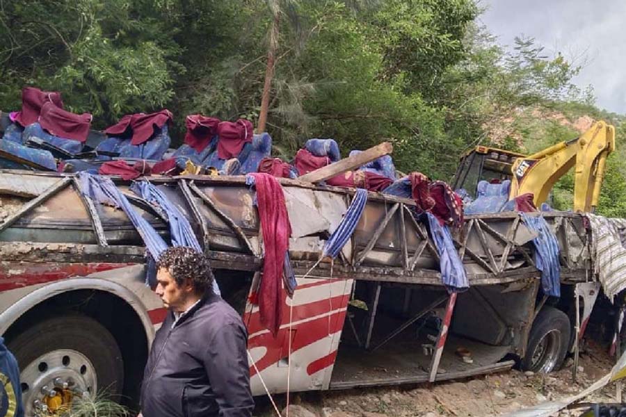 Autobús de pasajeros vuelca y cae a barranco en Oaxaca; reportan 26 muertos