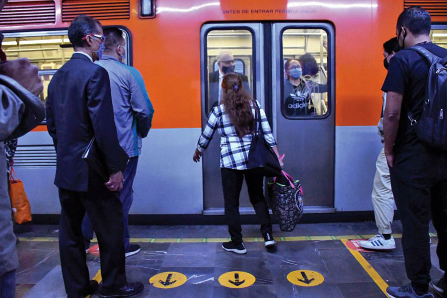 Tragedia en el Metro: joven avienta a mujer a las vías y luego se arroja; mueren ambos