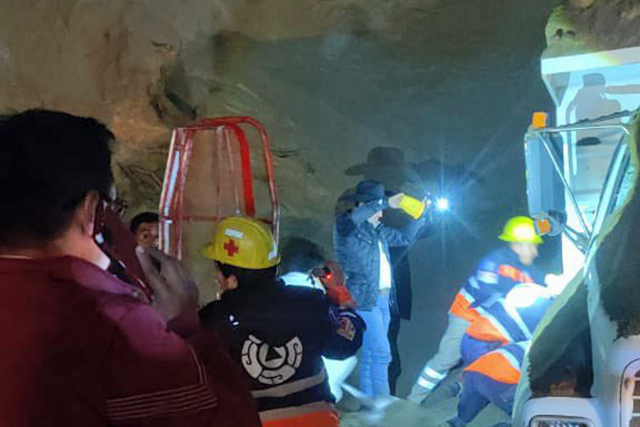 Alud de tierra sepultó a dos hombres en Tlatlauquitepec, uno murió