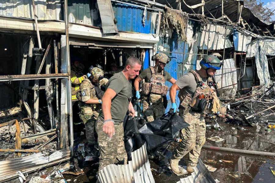 Bombardeo en mercado de Ucrania deja 16 muertos