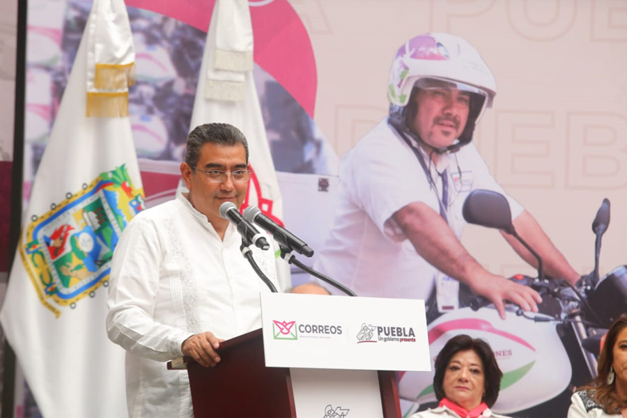 Sergio Salomón presidió la entrega de motocicletas a personal operativo de Correos de México