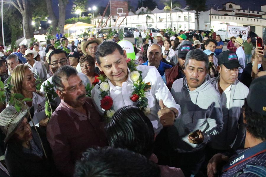 Tecamachalco recibe con los brazos abiertos al senador Armenta