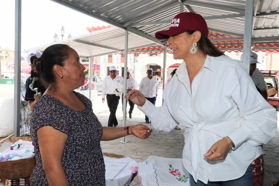 Habitantes de Tochimilco expresan a Olivia Salomón su deseo de que continúe el movimiento de transformación