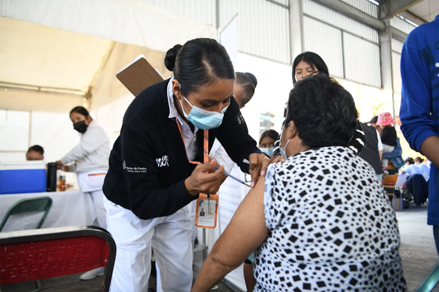 Comienza gobierno de Puebla vacunación contra influenza estacional y COVID-19