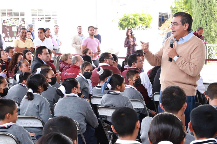 Con entrega de uniformes escolares, gobierno de Sergio Salomón reafirma compromiso con la educación