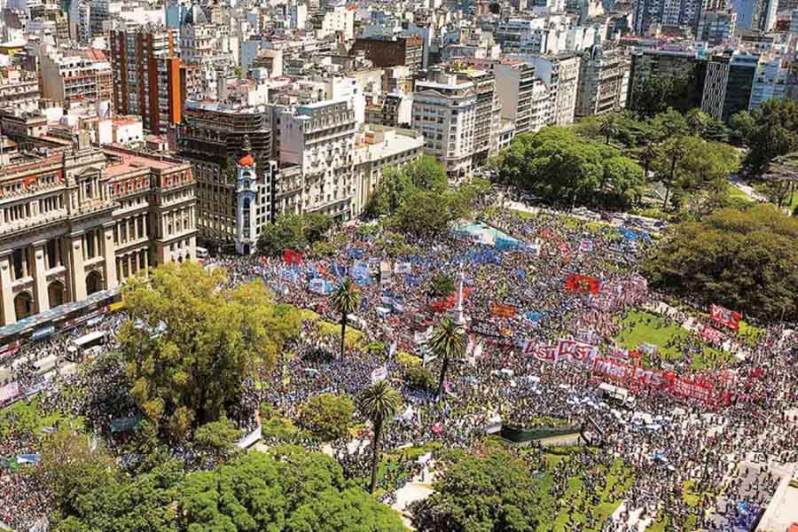 Multitudes protestan contra reformas de Milei; no van ni 20 días de gobierno