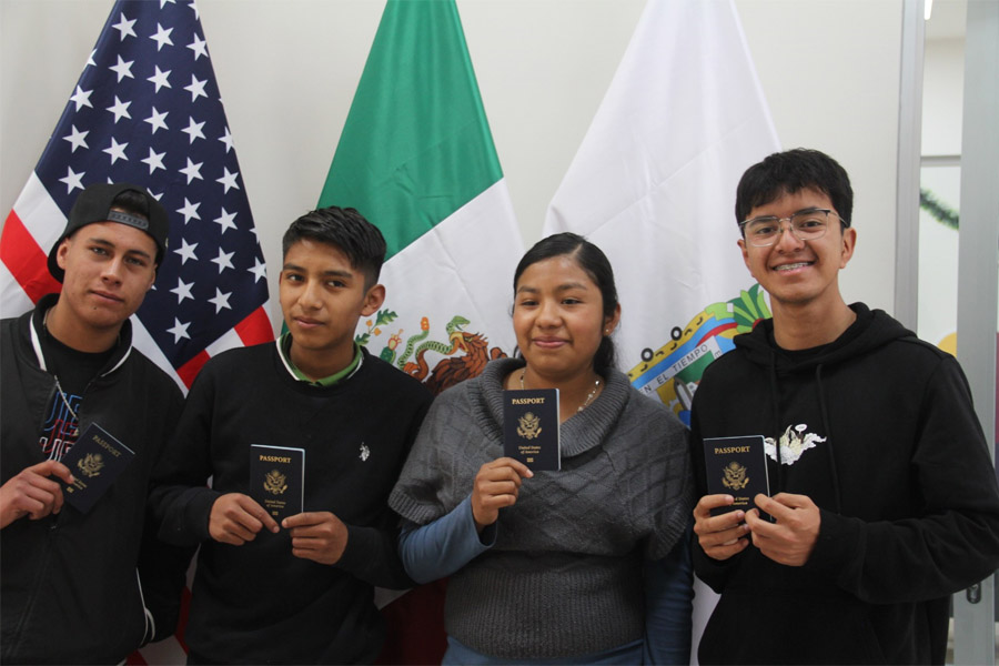 Entrega gobierno estatal pasaportes americanos a niñas, niños y jóvenes poblanos binacionales