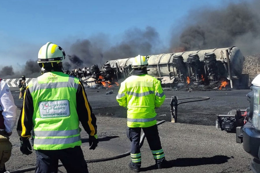 Vuelca pipa y se incendia en la autopista Puebla-Orizaba