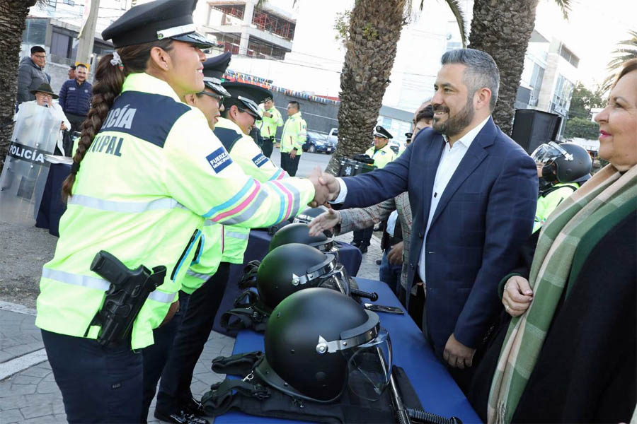 Entrega Ayuntamiento de Puebla equipamiento para policías y personal de protección civil