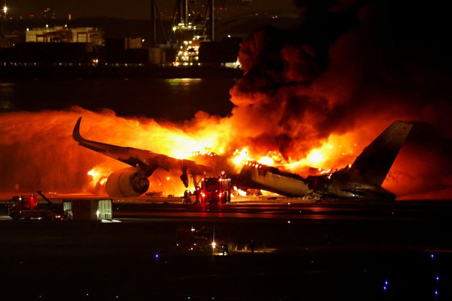 Dos aviones colisionan en aeropuerto de Tokio y deja 5 muertos