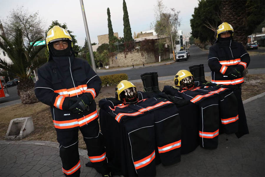 Entrega Ayuntamiento de Puebla equipamiento para policías y personal de protección civil