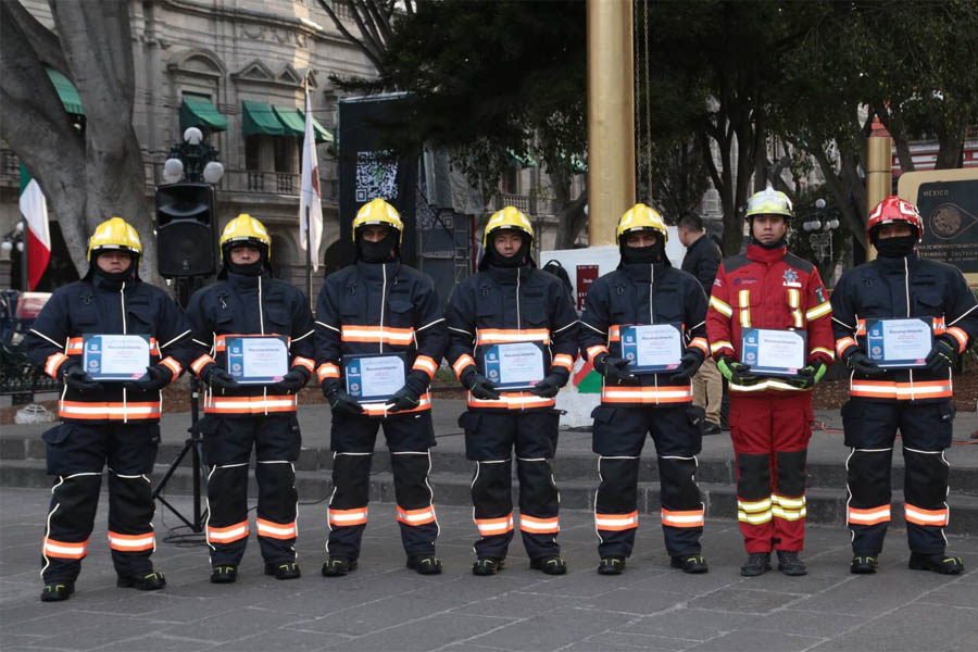 Ayuntamiento de Puebla reconoce a 16 elementos de protección civil