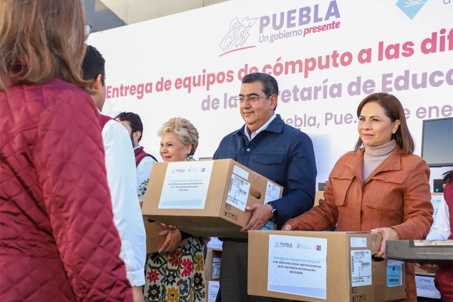 Con entrega de equipo de cómputo, Sergio Salomón renueva el servicio público