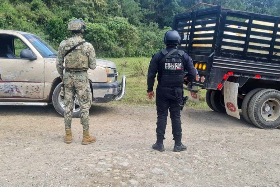 Aseguran SSP y SEMAR tres camionetas utilizadas para transportar combustible presuntamente robado