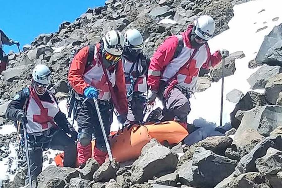 Confirman fallecimiento de una alpinista extraviada el fin de semana en el Pico de Orizaba