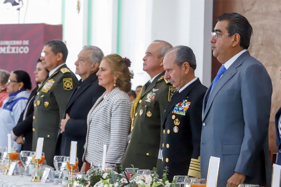 En Oriental, AMLO y Sergio Salomón presiden ceremonia por Día del Ejército Mexicano