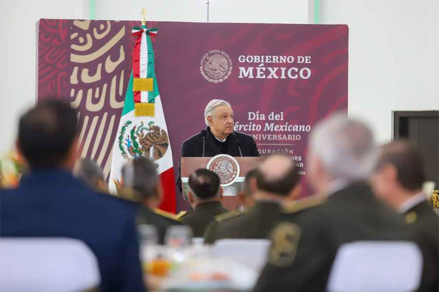 En Oriental, AMLO y Sergio Salomón presiden ceremonia por Día del Ejército Mexicano